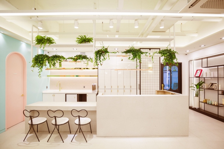 線(xiàn)條纖細、造型柔美的凳子