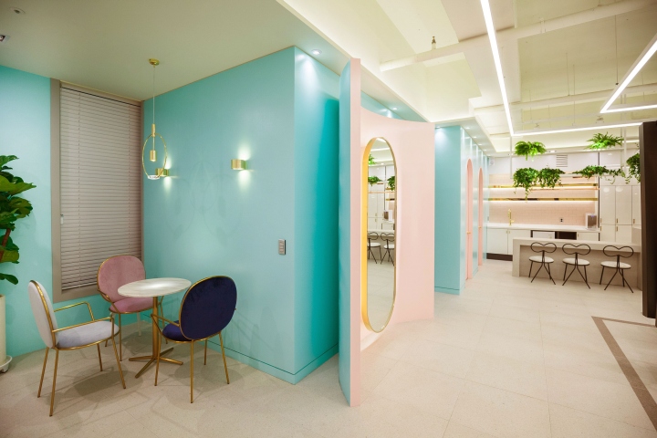 線(xiàn)條纖細、造型柔美的凳子