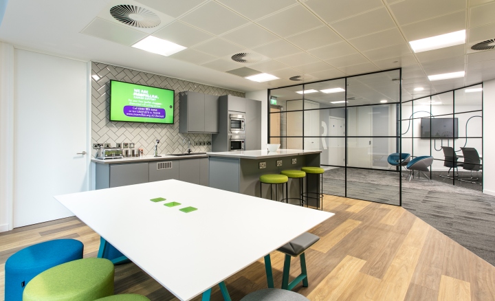 開(kāi)放式互動(dòng)型辦公室裝修效果圖