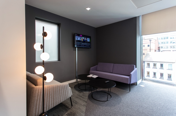 開(kāi)放式互動(dòng)型辦公室裝修效果圖